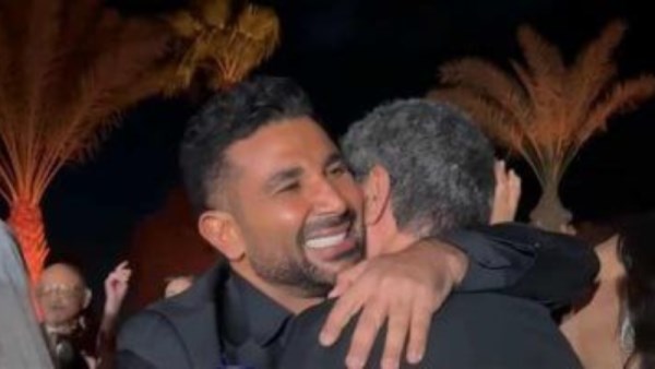 أحمد سعد يحتضن المخرج عمرو عرفة 