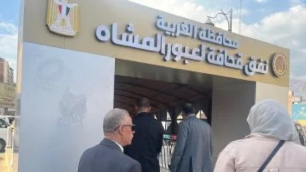 وفد من قطاع الإسكان يتفقد المشروعات 
