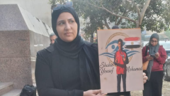 والدة السباح يوسف ترفع صورته أمام المحكمة وتطالب بالقصاص