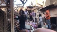 محافظ الجيزة يوجه بتوفير الرعاية الطبية لمصابي انهيار العقار السكني بإمبابة