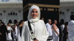 درة تشارك الجمهور سعادتها بـ أداء مناسك العمرة (فيديو)