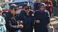 انهيار شقيقة طارق الأمير لحظة خروج جثمانه من مسجد الرحمن الرحيم