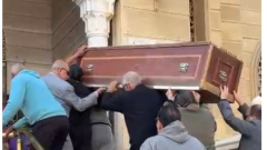 وصول جثمان الفنان طارق الأمير لمسجد الرحمن الرحيم استعدادًا لصلاة الجنازة (صور)