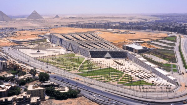 محيط المتحف المصري الكبير 