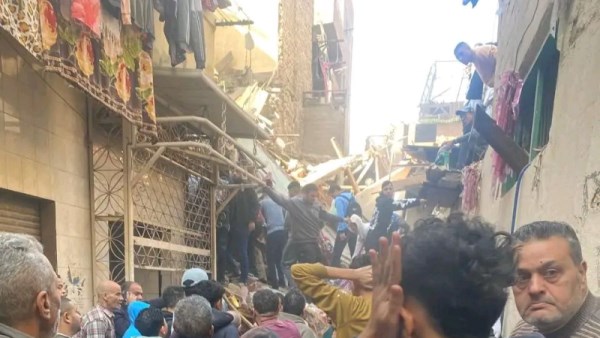 صور انهيار عقار إمبابة القديمة اليوم