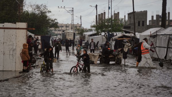 سقوط الأمطار على مخيمات النازحين