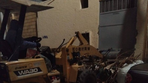 جانب من أعمال رفع القمامة
