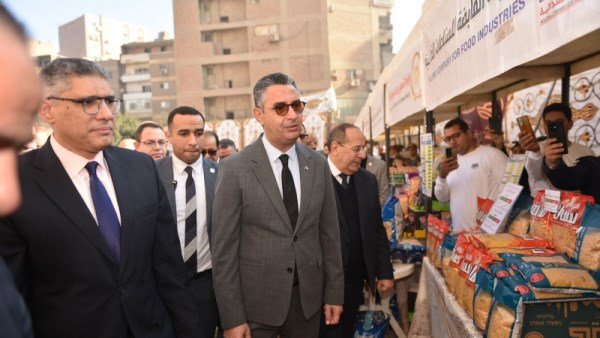 وزير التموين يفتتح سوق اليوم الواحد بفيصل