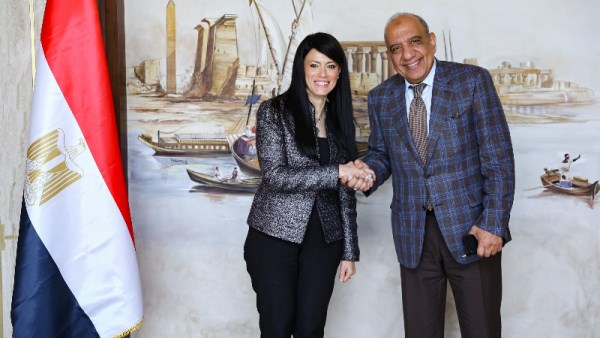  وزيرة التخطيط ووزير الكهرباء
