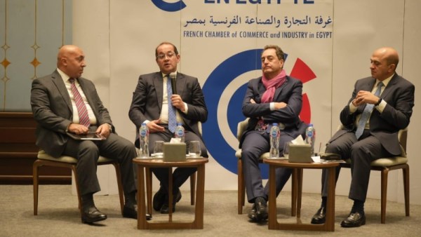وزير المالية اثناء لقائه بأعضاء غرفة التجارة والصناعة الفرنسية