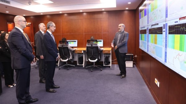وزير الاتصالات اثناء فتح مقر المراقبة