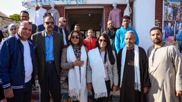 رانيا المشاط ومنال عوض تتفقدان قرية النساجين