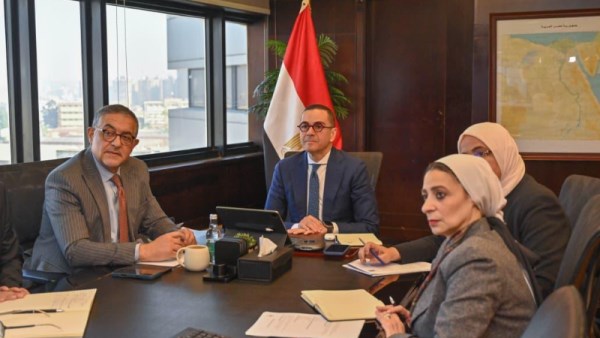 وزير الاستثمار اثناء الاجتماع
