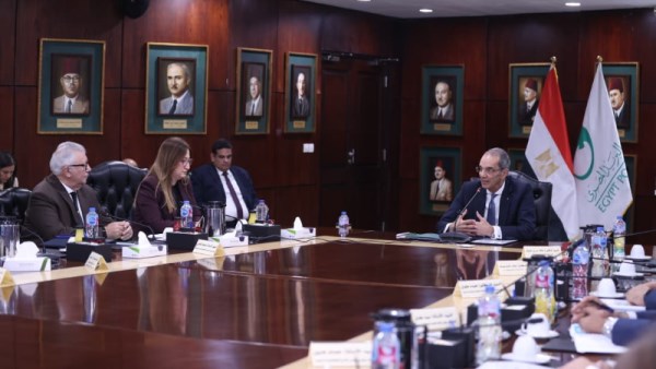 وزير الاتصالات مع اجتماع هيئة البريد