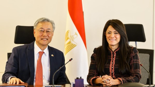 وزيرة التخطيط مع السفير الكوري