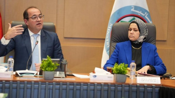 وزير المالية اثناء الاجتماع