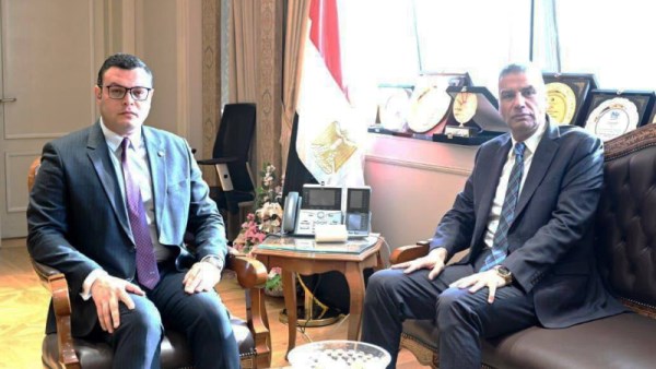 وزير الاسكان مع محافظ أسوان 
