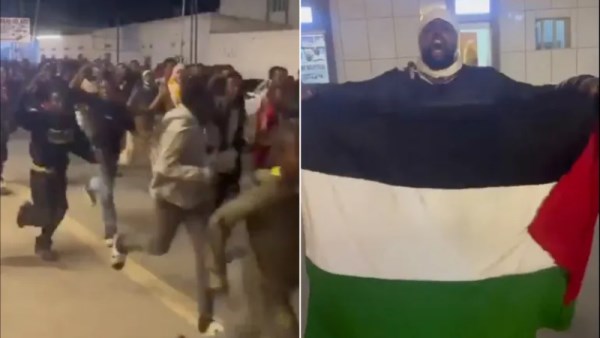 إحدى المتظاهرون يرفعون أعلام فلسطين دعما لها ضد إعتراف نتنياهو بإقليم صومالي لاند