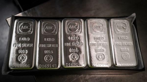 سعر أوقية الفضة يكسر حاجز 80 دولارًا