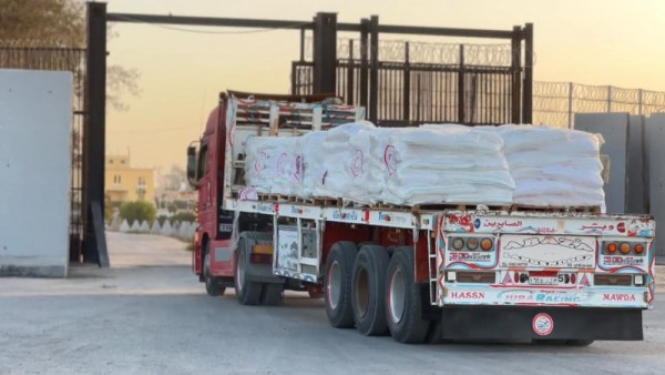الهلال الأحمر يُطلق قافلة «زاد العزة» الـ 88