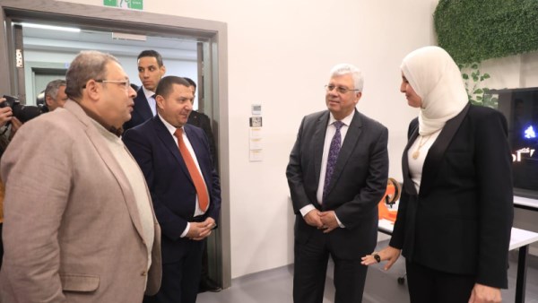 وزير التعليم العالي يتفقد مقر معهد بحوث الإلكترونيات بالنزهة