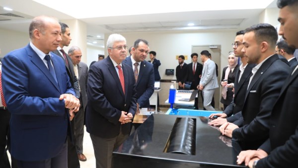 وزير التعليم العالي خلال جولته التفقدية بجامعة المنصورة الأهلية