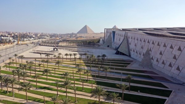 تطوير المنطقة المحيطة بالأهرامات