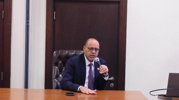 وزير العمل يسلم 25 عقد عمل جديد
