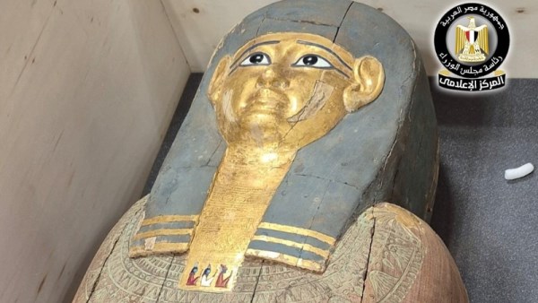 السياحة تتسلم قطعتين آثريتين