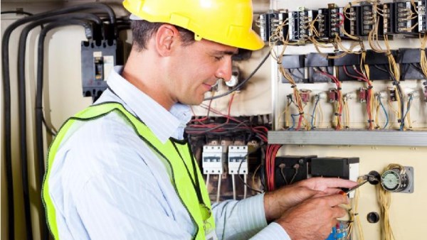 تجديد الإجازات الخاصة والاعارات للخارج بقطاع الكهرباء 