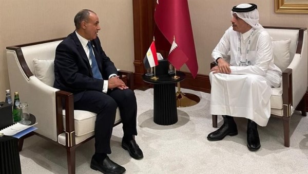 وزير الخارجية يلتقي برئيس مجلس الوزراء وزير الخارجية القطري في الدوحة