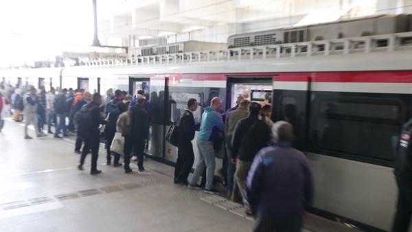 بالصور، إقبال كثيف على القطار الكهربائي الخفيف LRT