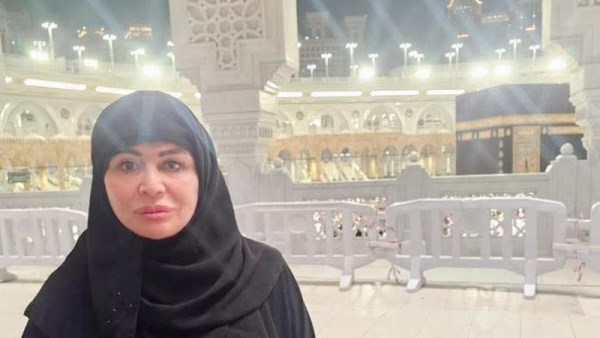 إلهام شاهين تؤدي مناسك العمرة