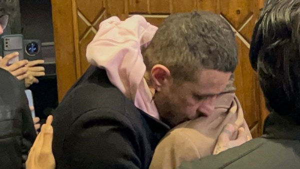 أحمد الفيشاوي يواسي شقيقه عمر في عزاء والدتهما