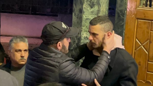 أحمد السقا يواسي أحمد الفيشاوي في عزاء سمية الألفي