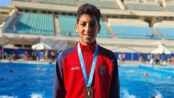 الطفل يوسف لاعب السباحة بنادي الزهور 
