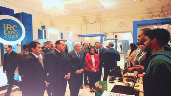 مدبولي وعاشور يتفقدان مشروعات الطلاب 