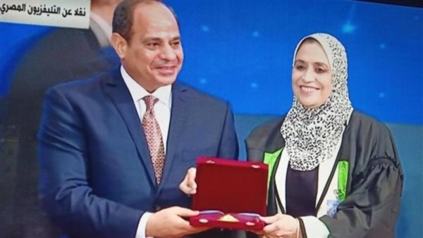 تكريم الدكتورة إيمان خضر من قبل الرئيس