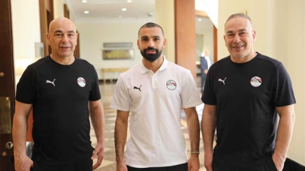 محمد صلاح برفقة حسام وإبراهيم حسن