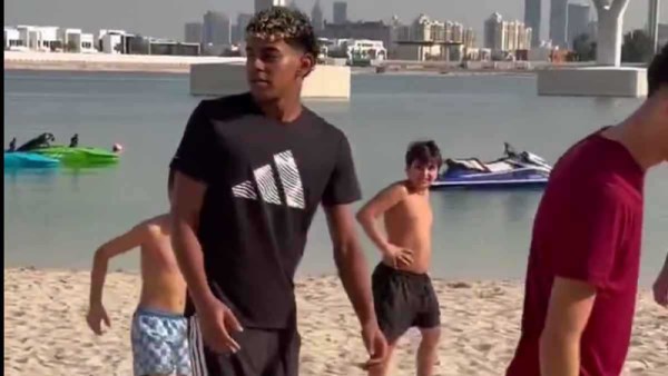 لامين يامال مع الأطفال