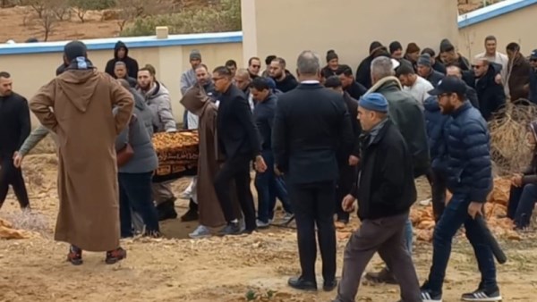 حكيم زياش يودّع شقيقه فى جنازة مؤثرة 