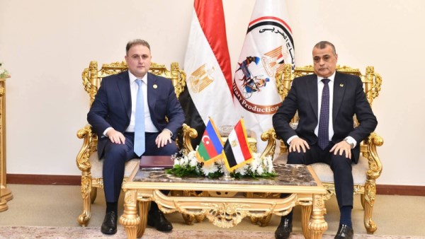 لقاء وزير الدولة للإنتاج الحربي مع نظيره الأذربيجاني