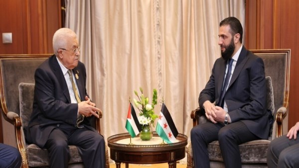 الرئيس السوري المؤقت أحمد الشرع ونظيره الرئيس الفلسطيني محمود عباس