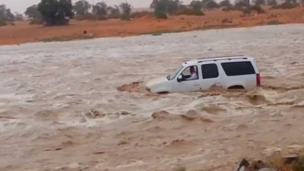 إحدى السيارات العالقة بسبب السيول في السعودية