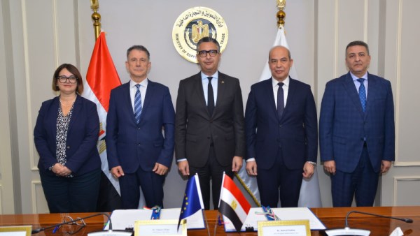 وزير التموين مع الوفد الإيطالي 
