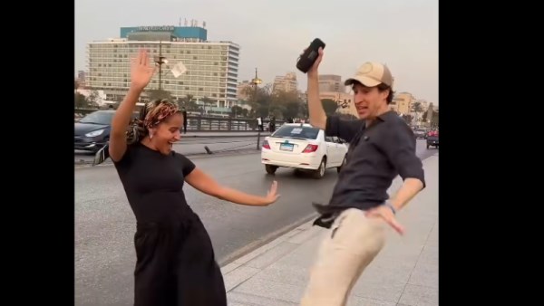 بلوجر بلجيكي يرقص في القاهرة