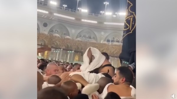 معتمر يقفز فوق الحجاج للوصول للحجر الأسود