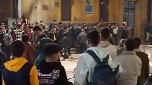 تجمع الأهالي أسفل العقار