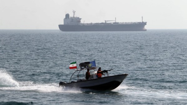 إيران تحتجز ناقلة وقود