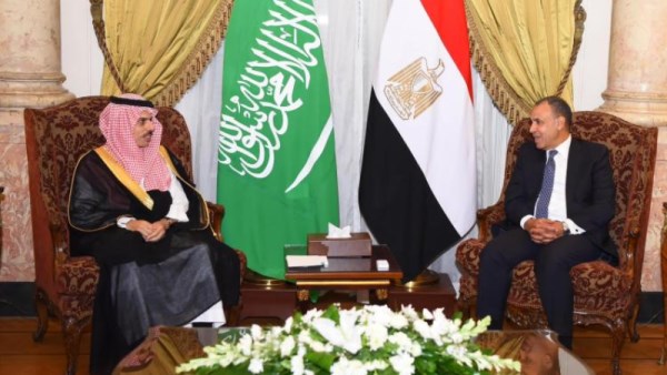 الدكتور بدر عبدالعاطي وزير الخارجية المصري و فيصل بن فرحان وزير الخارجية السعودي 